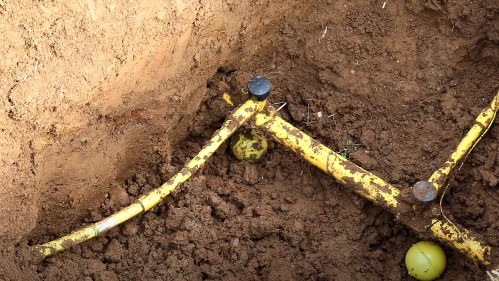 flow markers on gas pipe underground